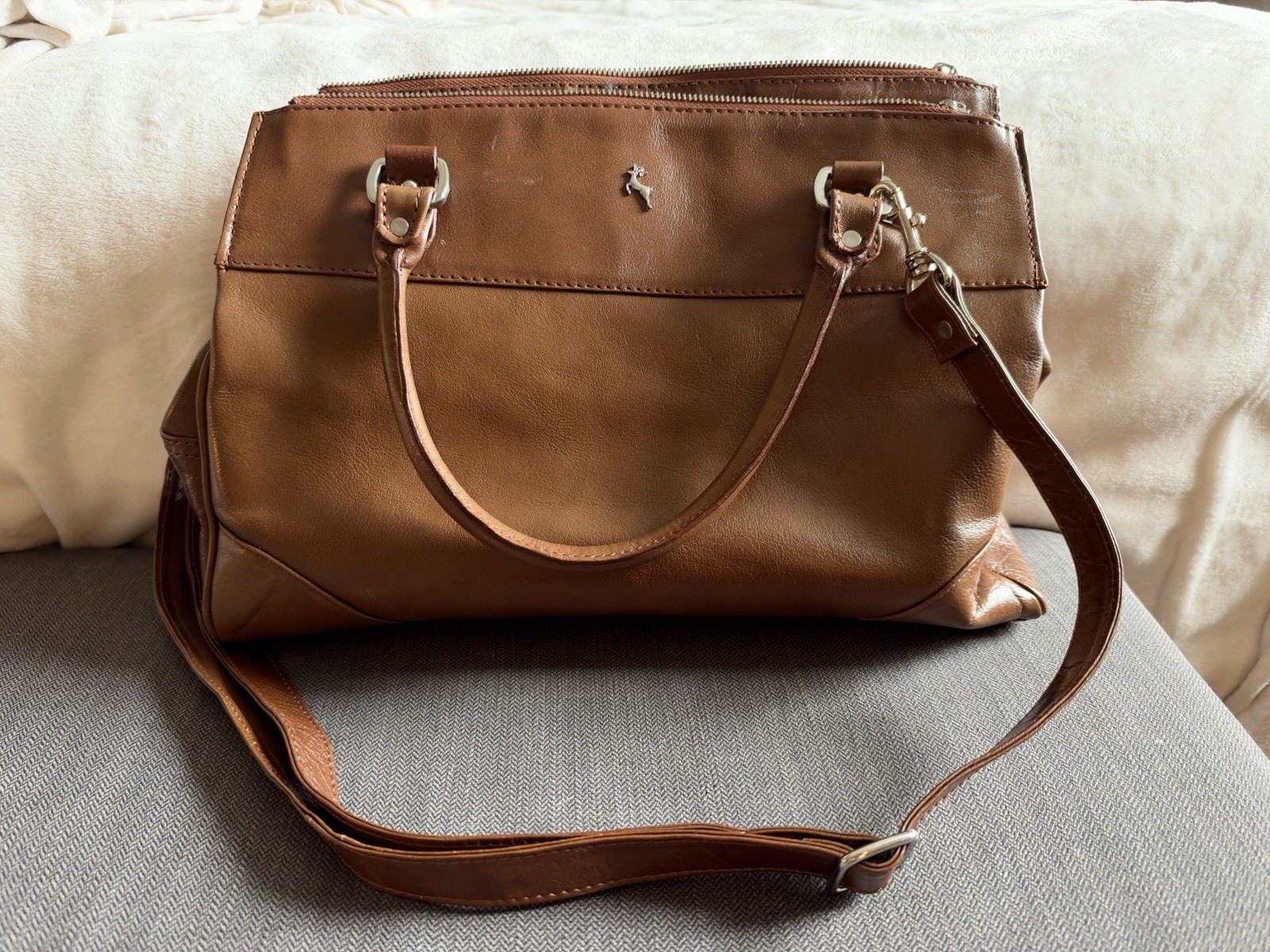 Ashwood 100% Genuine Leather Shoulder Bag. Very Clean Ashwood 100% Genuine Leather Shoulder Bag. Very Clean