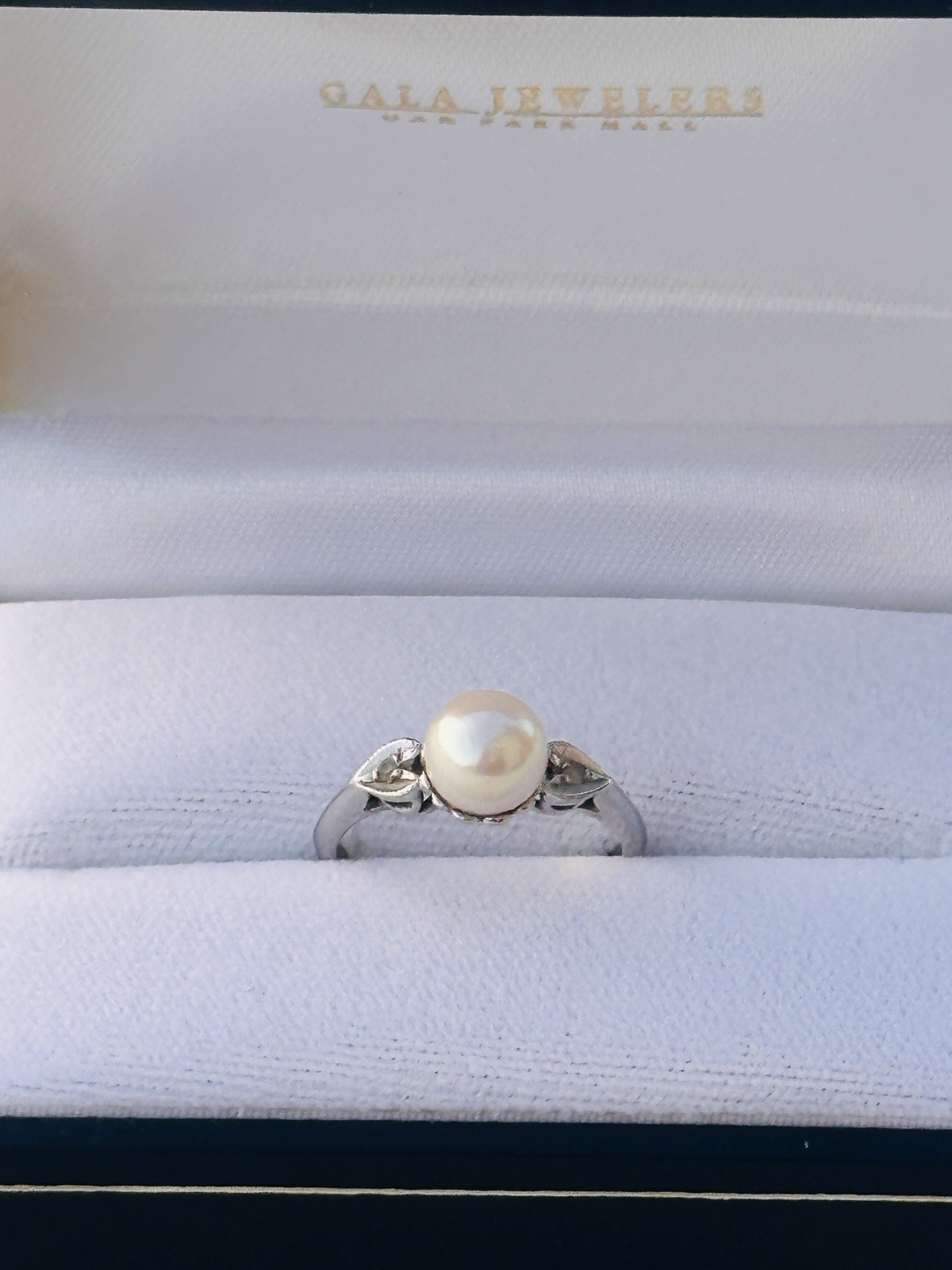 VINTAGE BT 10K White Gold Solitaire Cultured Pearl Ring Size 6.5 w/diamond chips