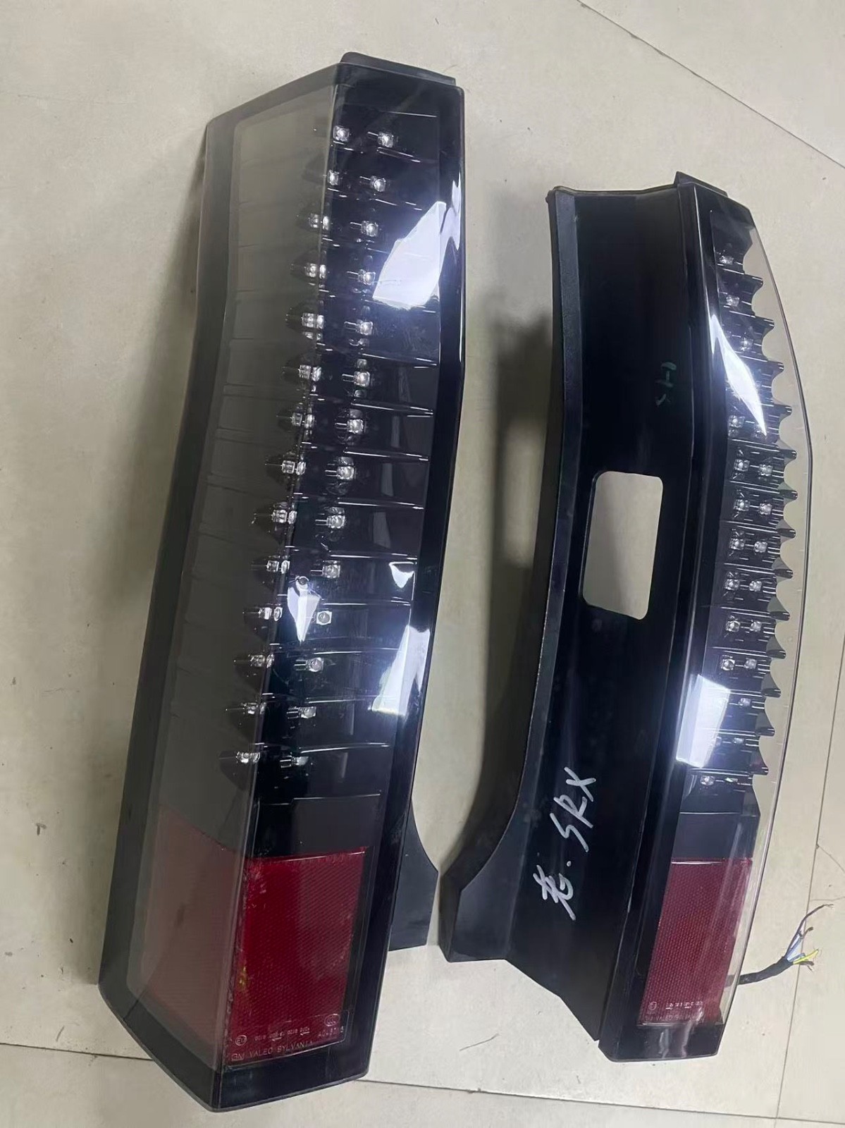 2004-2009 CADILLAC SRX EURO CLEAR TAILLIGHT LH RH PAIR 2 pcs USED OE GM 2004-2009 CADILLAC SRX EURO CLEAR TAILLIGHT LH RH PAIR 2 pcs USED OE GM