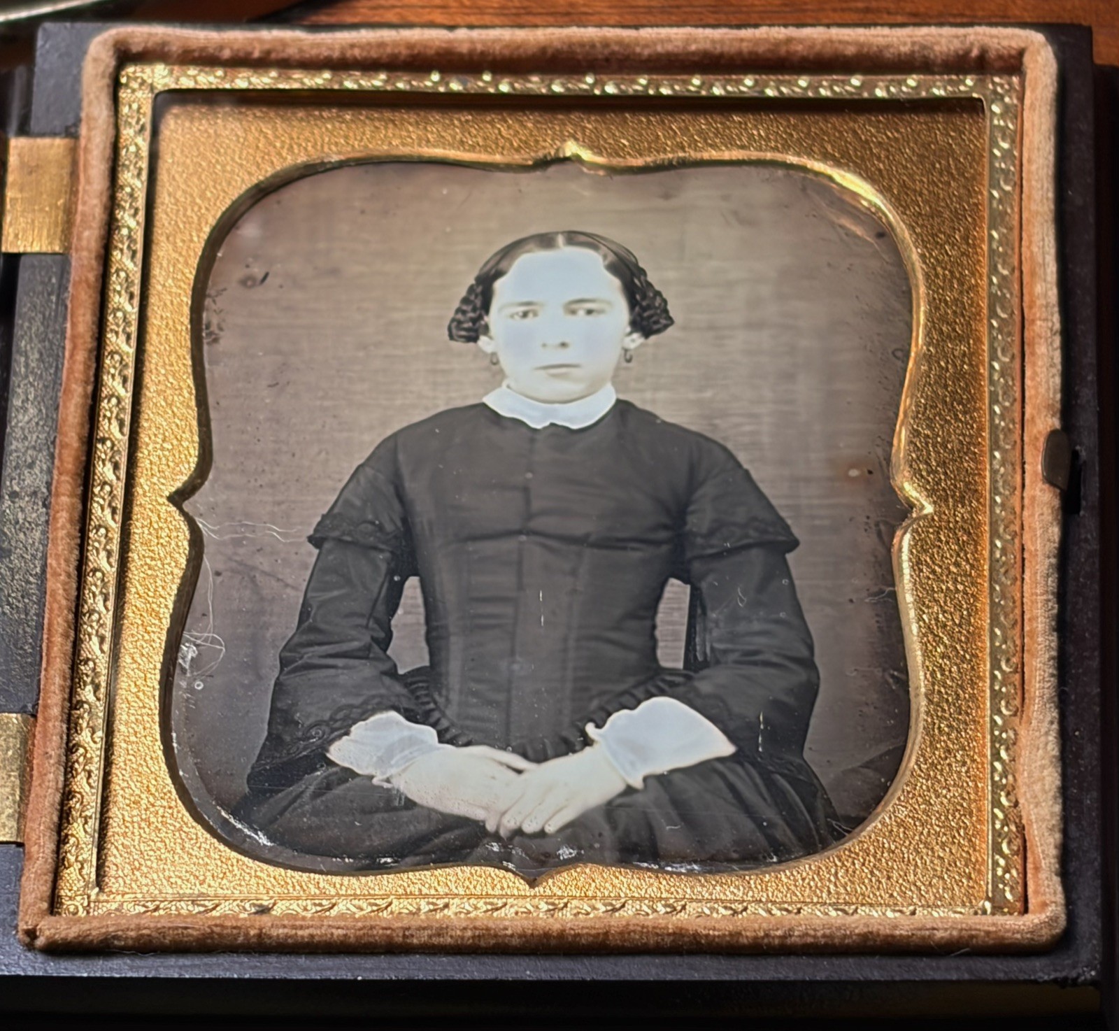 Young woman, sitting pose daguerreotype photograph in full Union Critchlow case