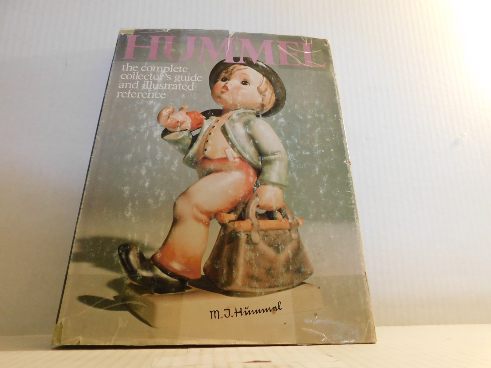 Hummel. The Complete Collector\'s Guide and Illustrated Reference. 1976 Hardcover Hummel. The Complete Collector\'s Guide and Illustrated Reference. 1976 Hardcover