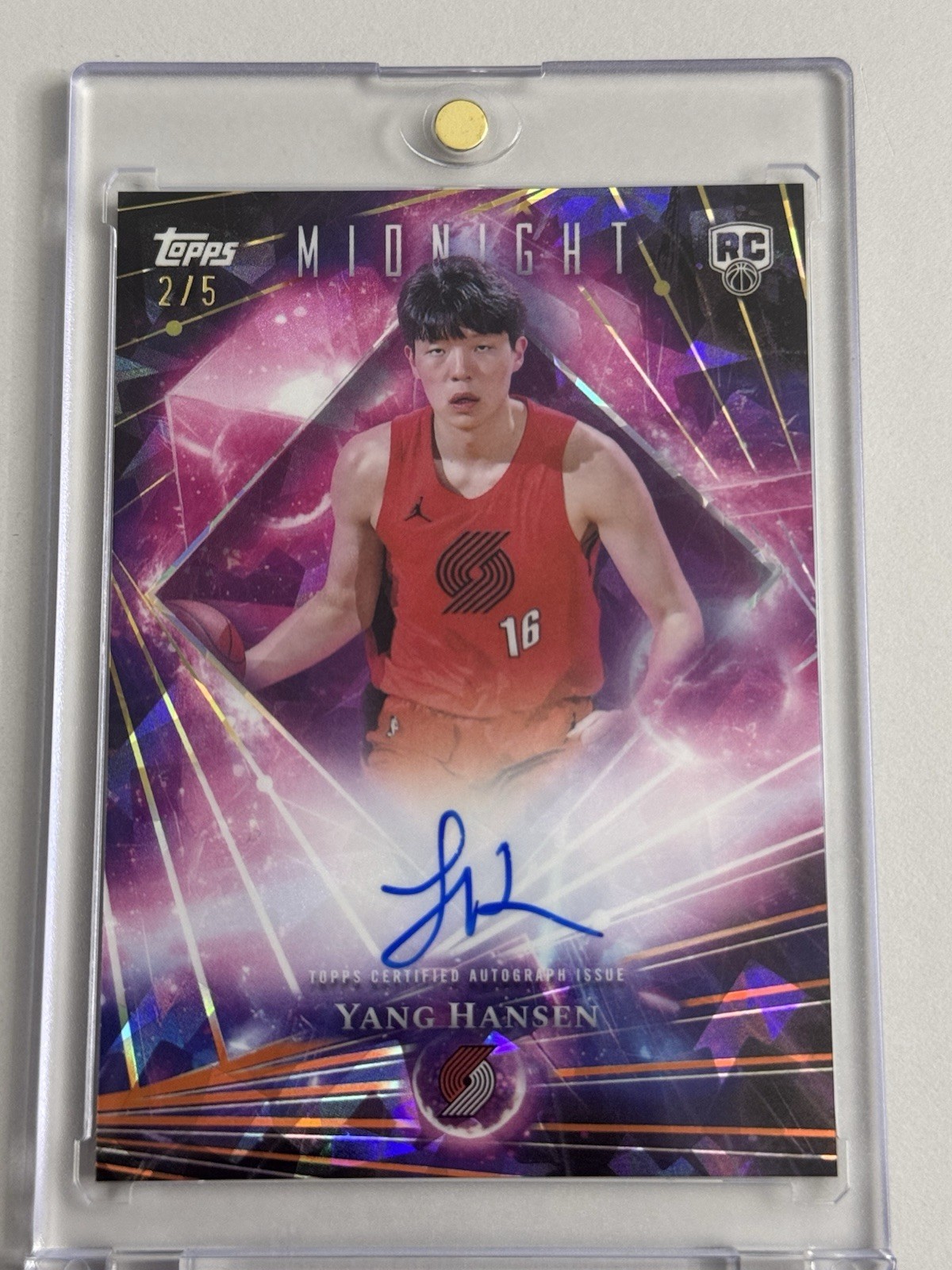 2025-26 Topps Midnight Dark Matter RC Yang Hansen Geometric Auto /5 #DMAR-YH 2025-26 Topps Midnight Dark Matter RC Yang Hansen Geometric Auto /5 #DMAR-YH
