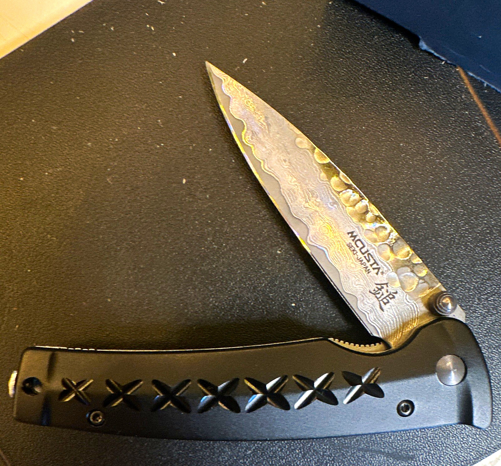 Mcusta MC-0161D Pocketknife Hammered Damascus Steel Blade Black Aluminum Signed