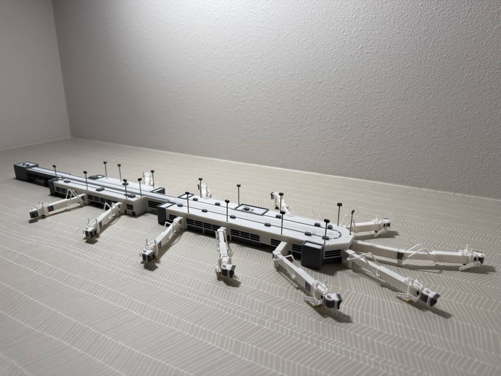 1:400 Model Airport Domestic Terminal w Functional Jet bridges (10)