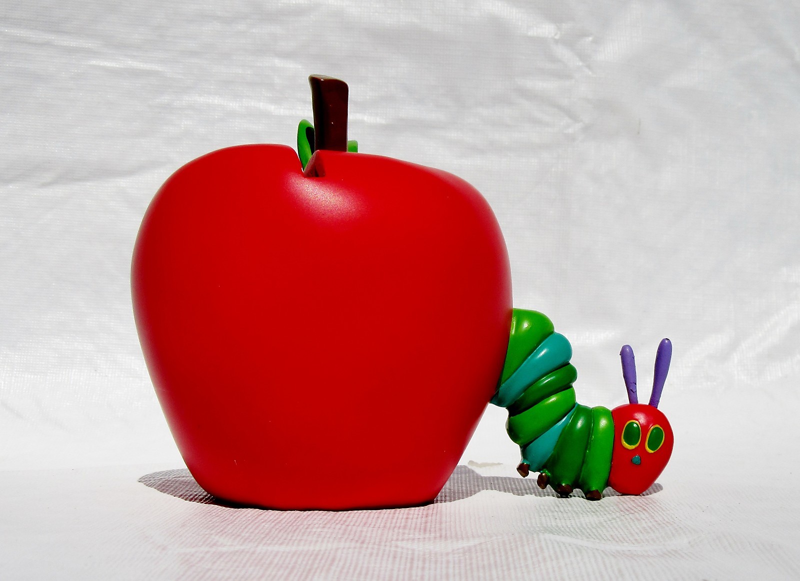 NIB ERIC CARLE\'S THE VERY HUNGRY CATERPILLAR APPLE COIN BANK BY ROMAN 4.5\