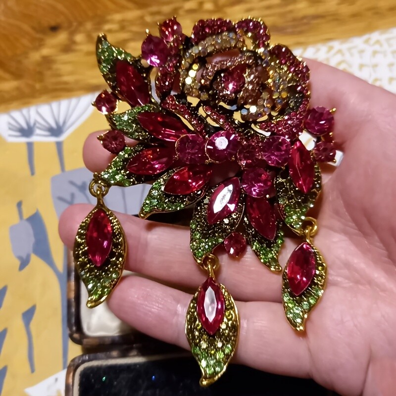 VINTAGE STYLE LARGE FLOWER BROOCH STUNNING SPARKLY CERISE PINK VINTAGE STYLE LARGE FLOWER BROOCH STUNNING SPARKLY CERISE PINK
