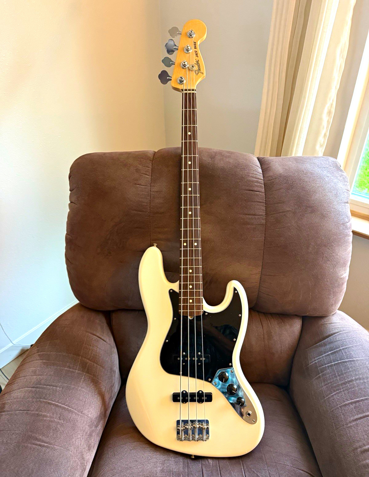 Fender Jazz Bass American Proformer 4-String RH White With Hard Case Fender Jazz Bass American Proformer 4-String RH White With Hard Case