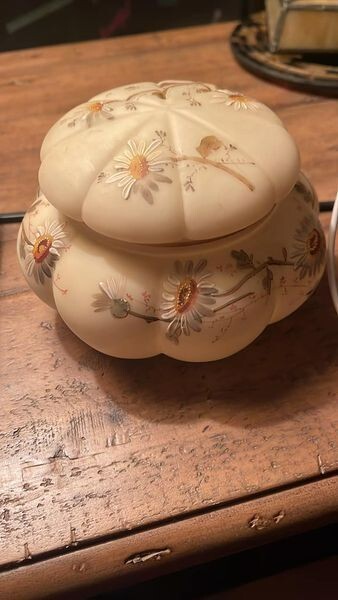 1800 Mt Washington Smith Bro Melon Powder Dish with Daisies. 1800 Mt Washington Smith Bro Melon Powder Dish with Daisies.