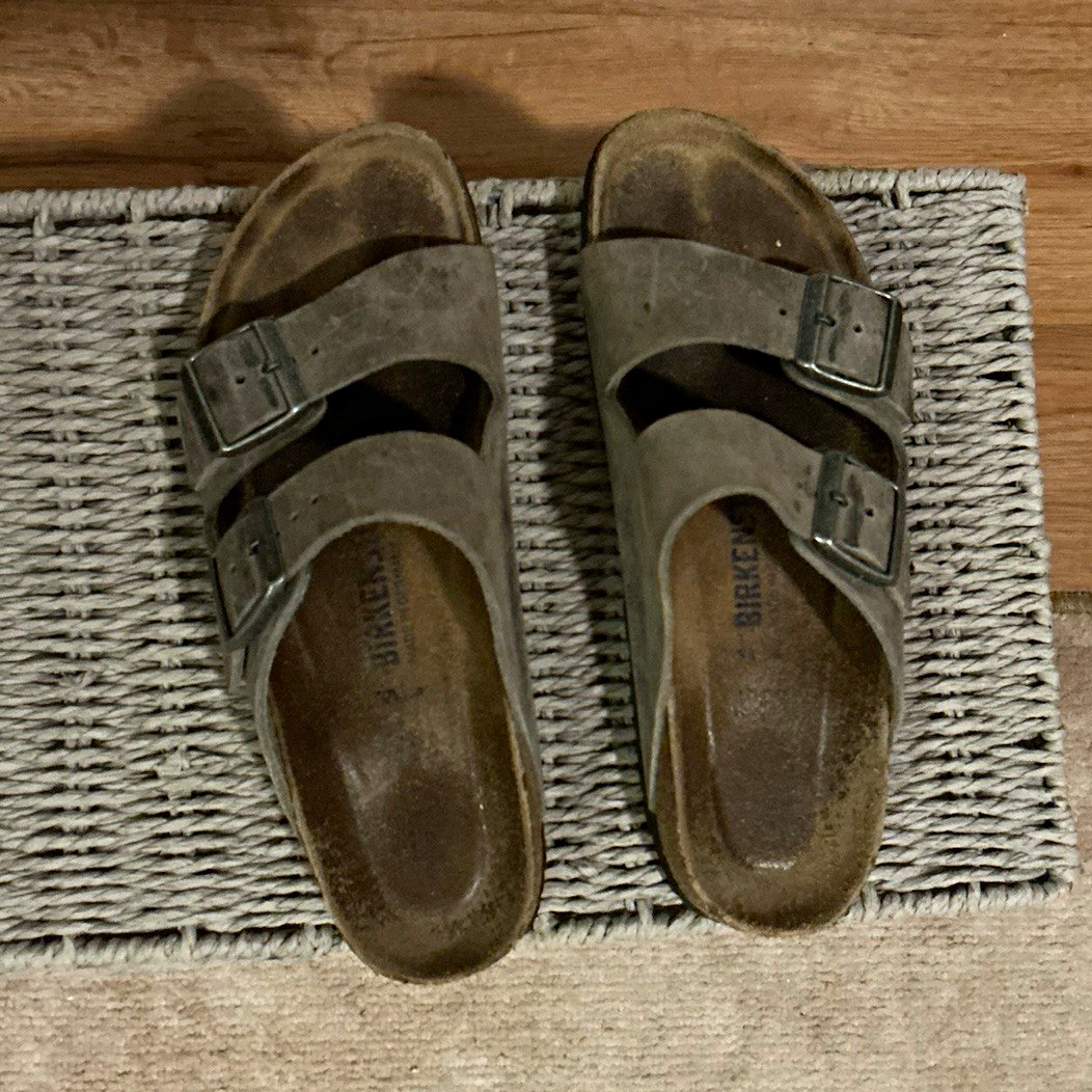Birkenstock Arizona Gray Leather 2-Strap Buckle Slide Sandals US 9.5 Birkenstock Arizona Gray Leather 2-Strap Buckle Slide Sandals US 9.5