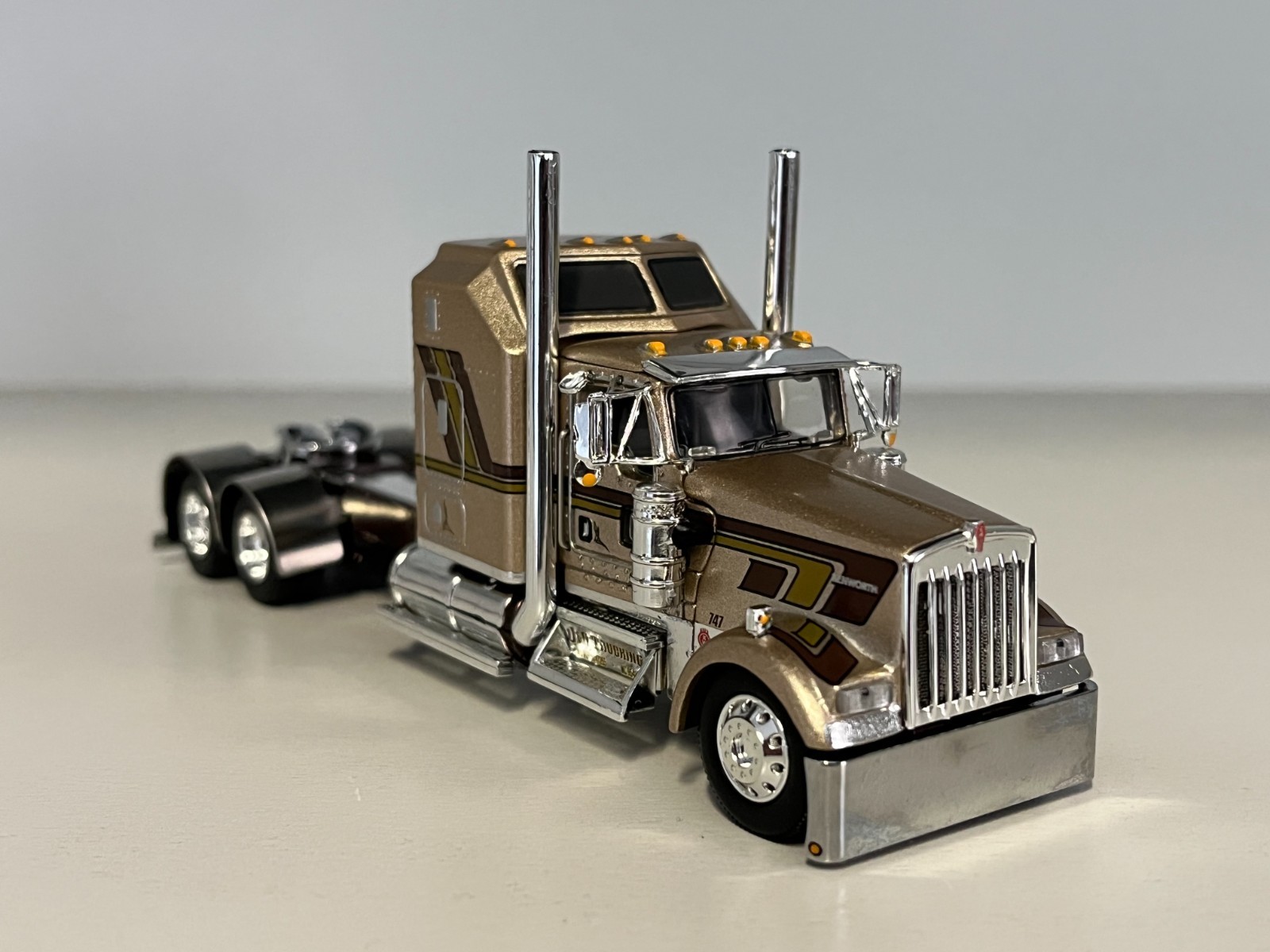 NEW DCP 1/64 GOLD W/ STRIPES KENWORTH W900L 60\