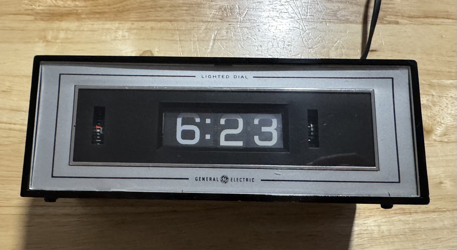 Vintage GE General Electric Flip Alarm Clock Model 8142-4 Lighted Dial works 