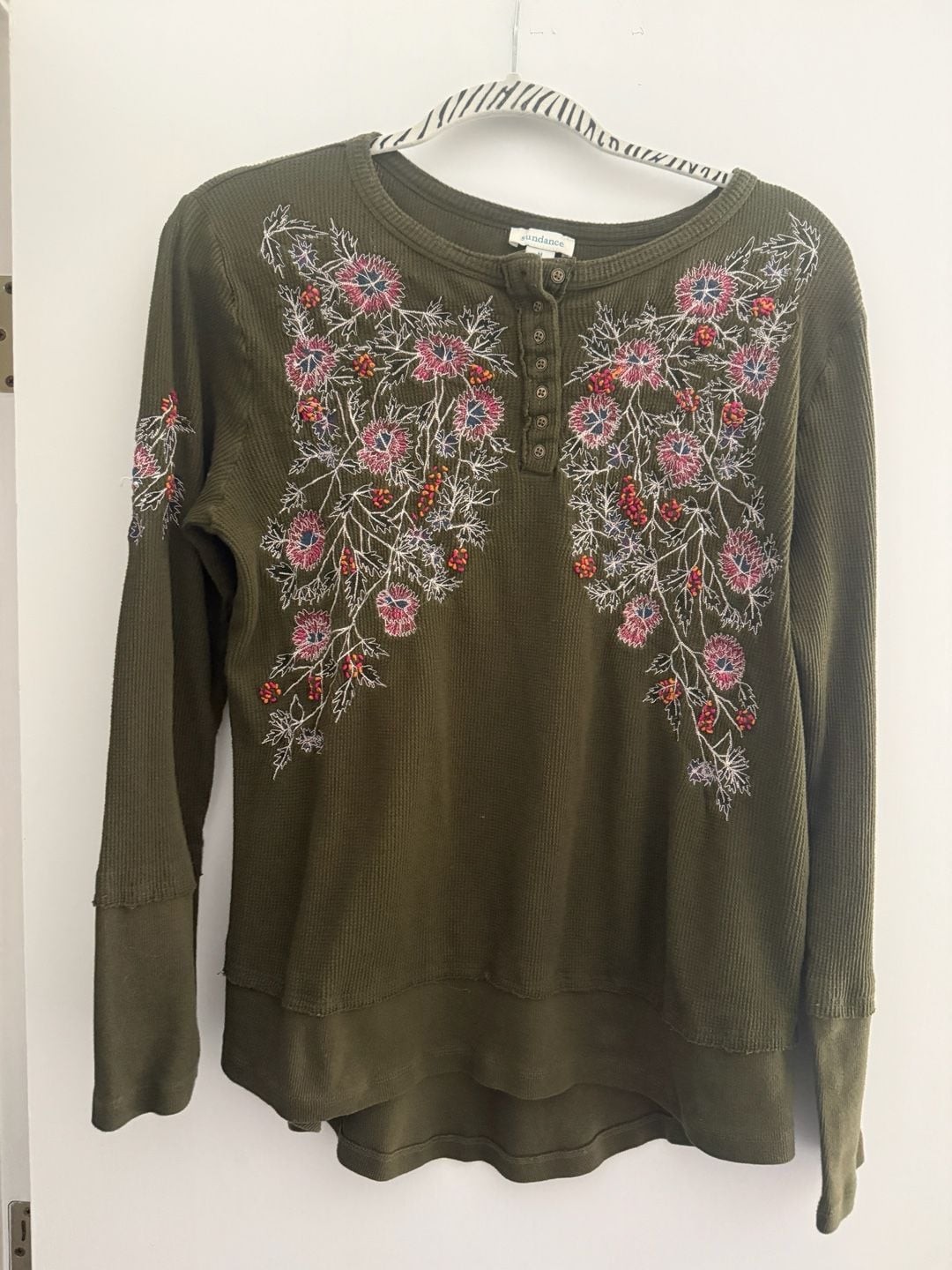 Sundance Thermal Top Size M Green Floral Embroidered Henley
