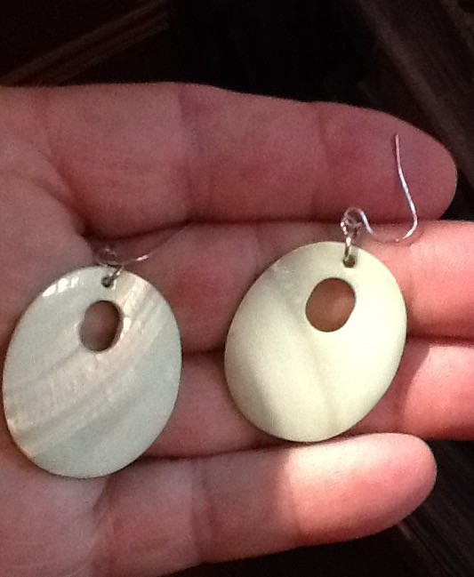 VINTAGE 1935-50\'S EARRINGS MOTHER-OF-PEARL PALE YELLOW GREENISH OVAL  092826A