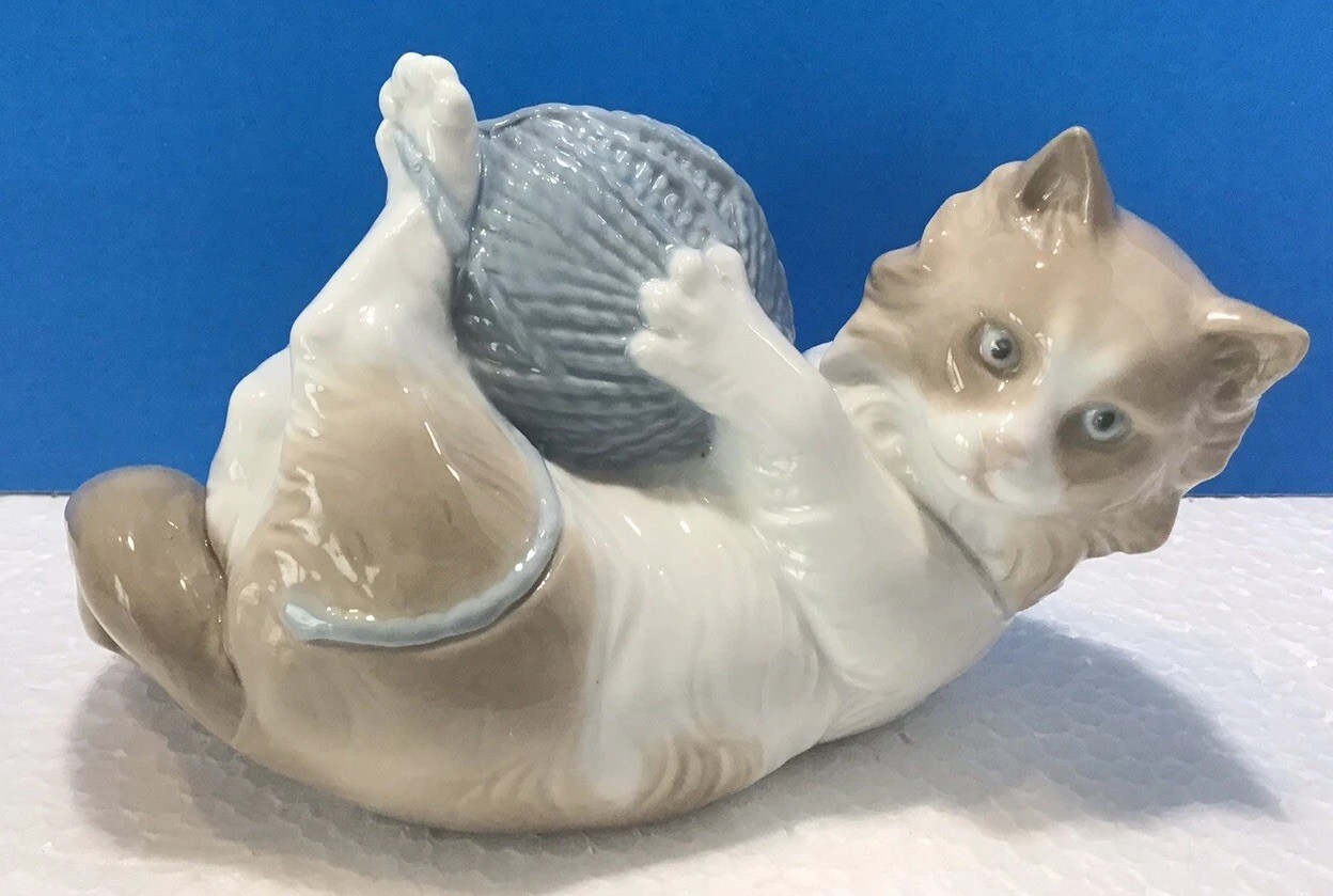 Vintage Llardo Spain Porcelain Kitten With Yarn Ball Figurine - 1978 Vintage Llardo Spain Porcelain Kitten With Yarn Ball Figurine - 1978