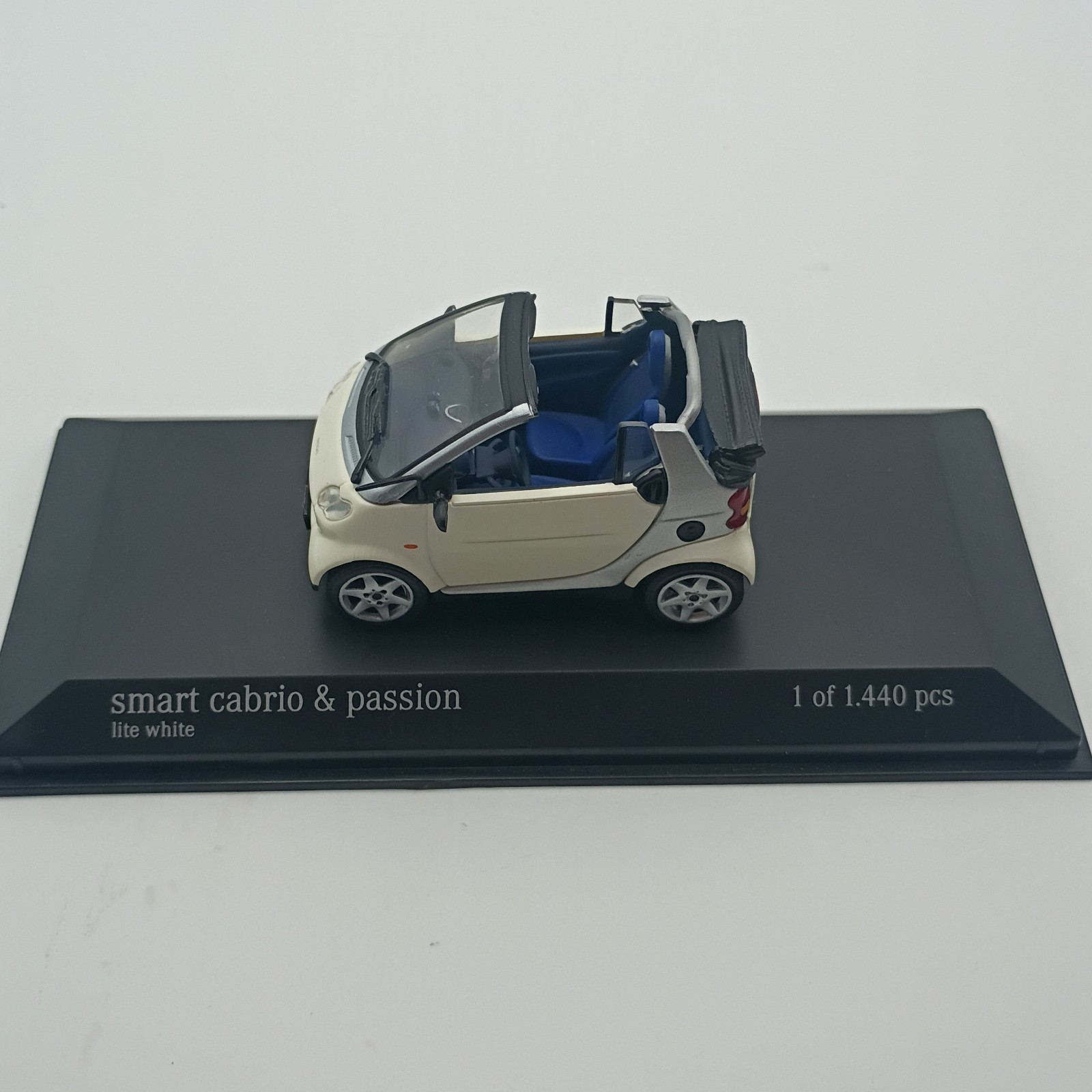 1/43 Minichamps Smart Cabrio & Passion Lite White Collectables 17+