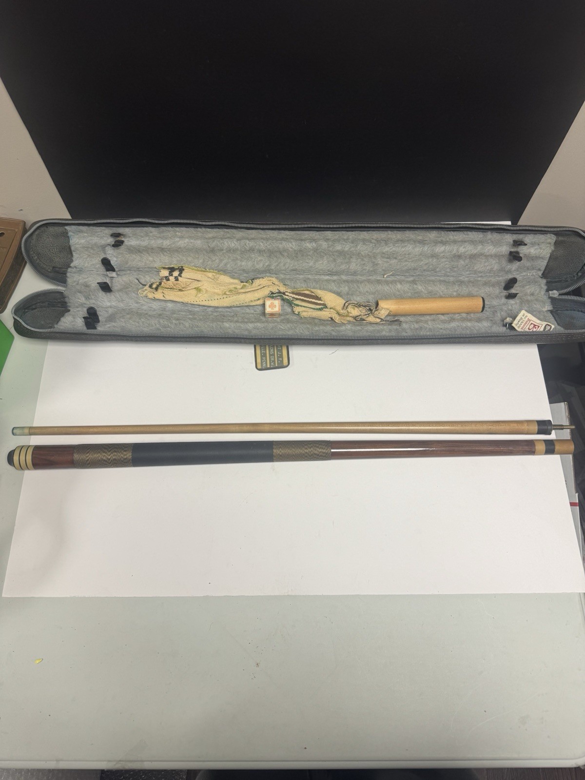 Vintage Unlabeled Pool Cue With Brunswick Pool Cue Carrying Case Vintage Unlabeled Pool Cue With Brunswick Pool Cue Carrying Case
