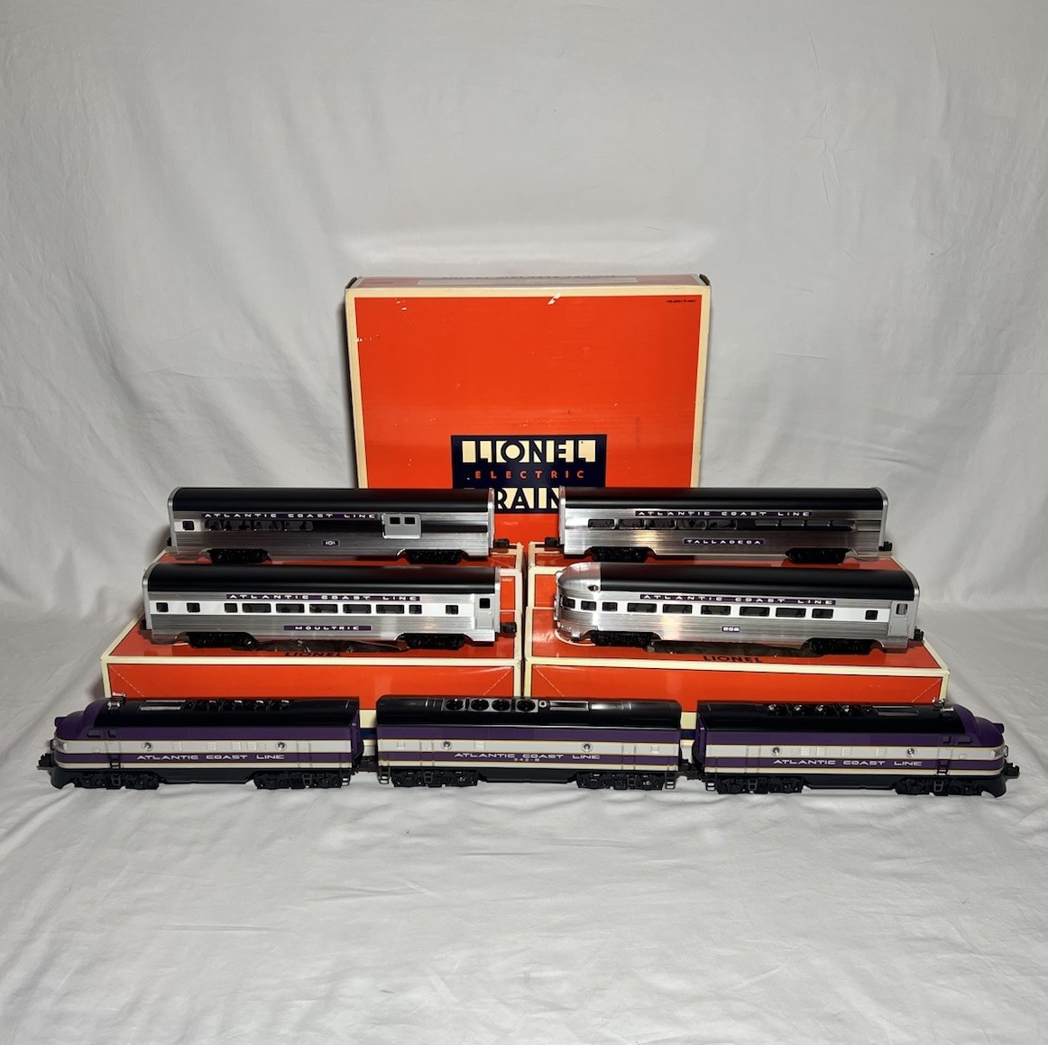 Lionel Atlantic Coast Line O Gauge A-B-A (6-11903) W/ passenger set (6-19155-58)