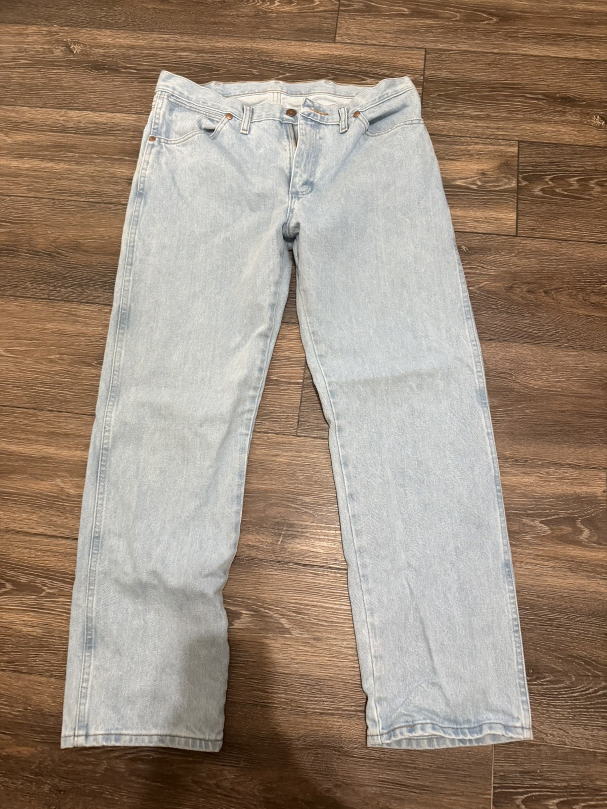 Wrangler Jeans Men\'s 34x30 Blue Cowboy Cut Relaxed Light Wash Denim EUC Wrangler Jeans Men\'s 34x30 Blue Cowboy Cut Relaxed Light Wash Denim EUC