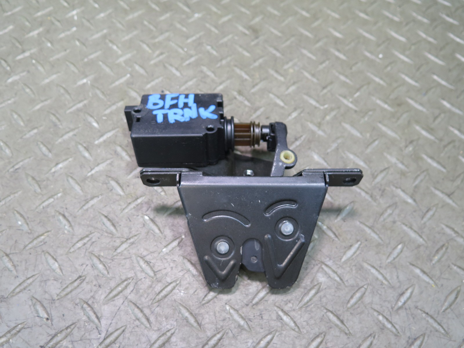 97-03 BMW E39 540i REAR TRUNK LID LOCK LATCH ACTUATOR OEM