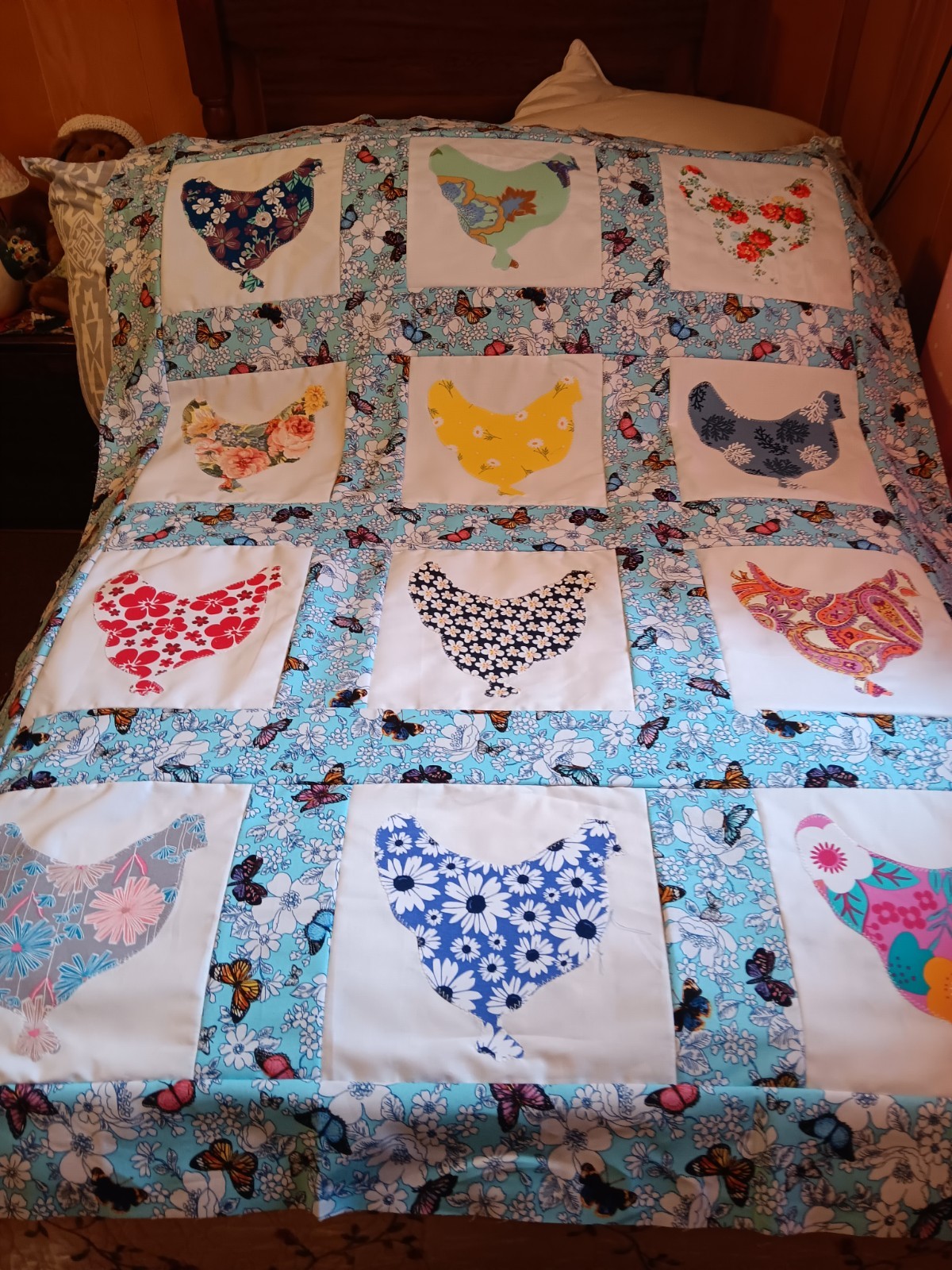 VERY PRETTY CHICKEN   APPLIQUED QUILT TOP 42X53 100% COTTON