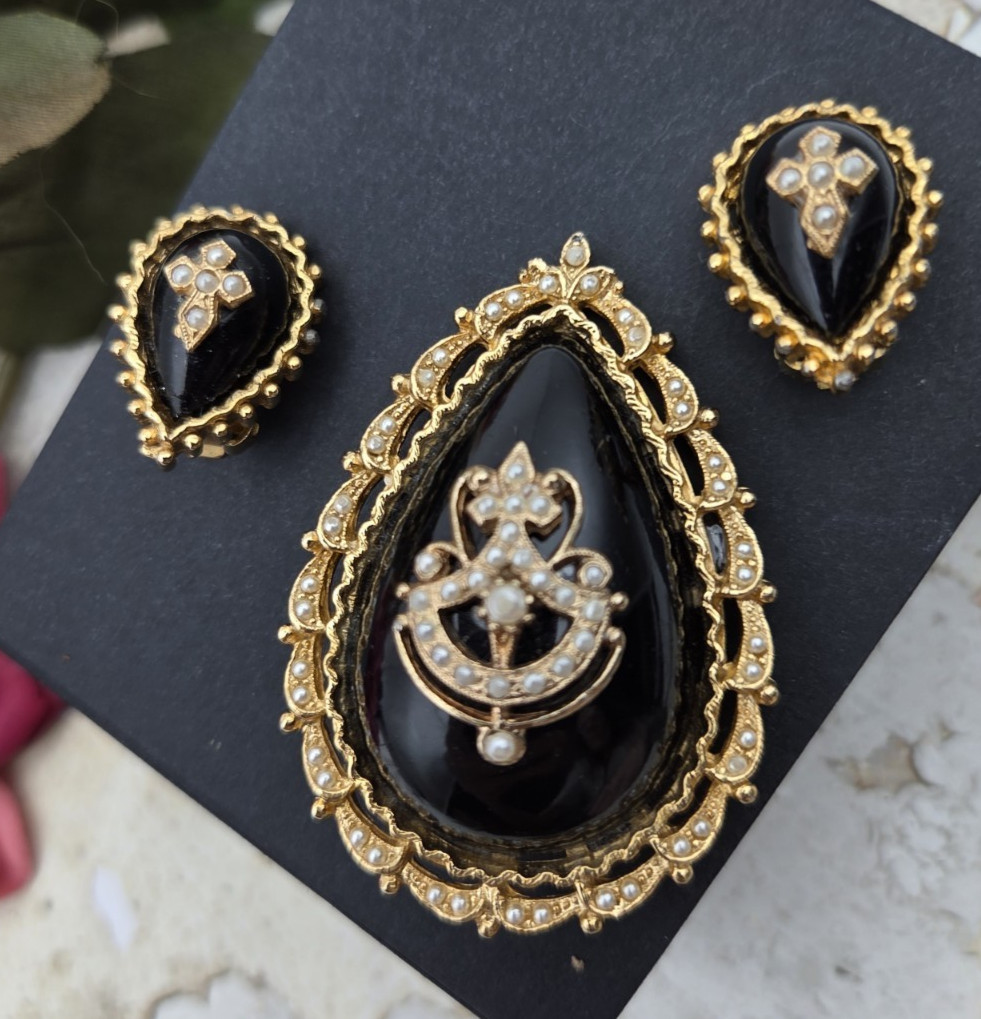 Vintage Signed ART Victorian Pearl Brooch & Earrings Set Arthur Pepper Gold Tone Vintage Signed ART Victorian Pearl Brooch & Earrings Set Arthur Pepper Gold Tone