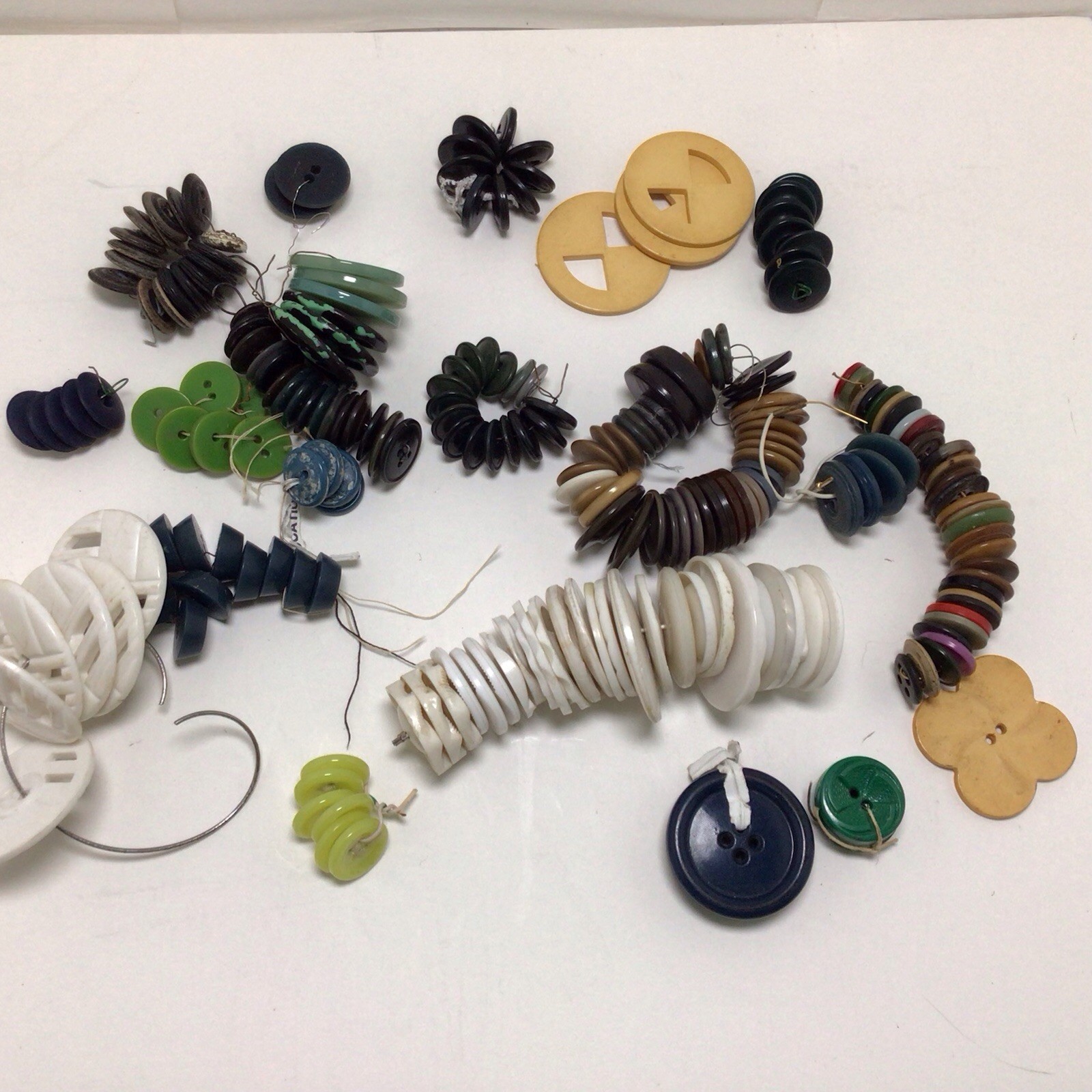 Nice Vintage Plastic Button Lot Sewing Or Collecting 