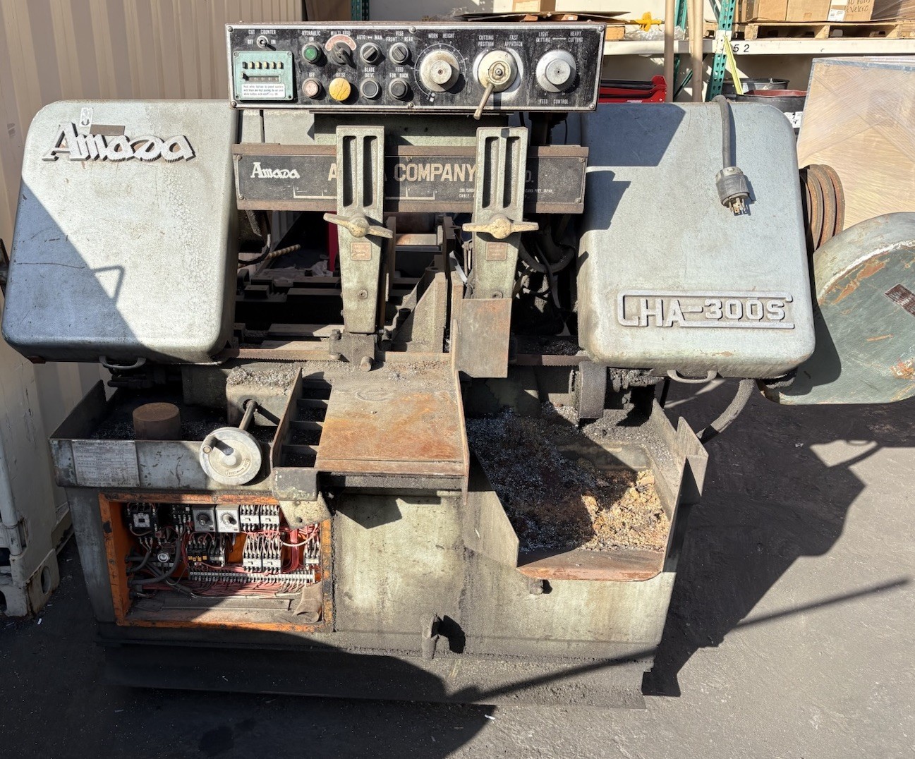 Late 70’s AMADA CHA-300S Band Saw With Coolant Pump, Working Condition. Late 70’s AMADA CHA-300S Band Saw With Coolant Pump, Working Condition.