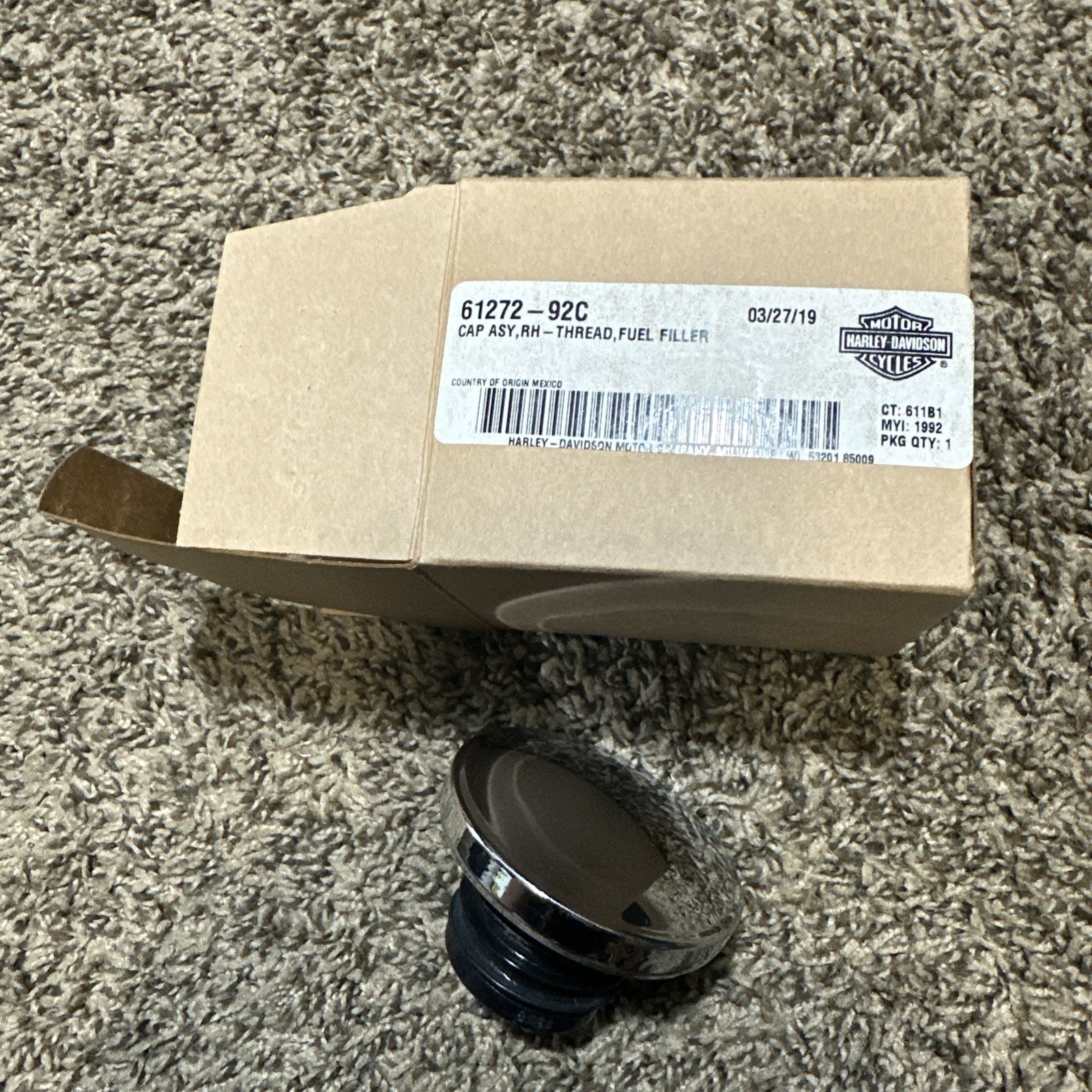 Harley BT\'s XL\'S NOS OEM 61272-92C VENTED RH THREADED FUEL FILLER GAS CAP ASSB
