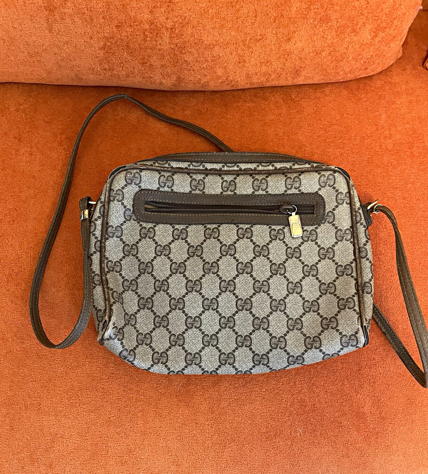 Gucci GG Pattern Crossbody Shoulder Bag Beige Brown Zip Gold Hardware Gucci GG Pattern Crossbody Shoulder Bag Beige Brown Zip Gold Hardware