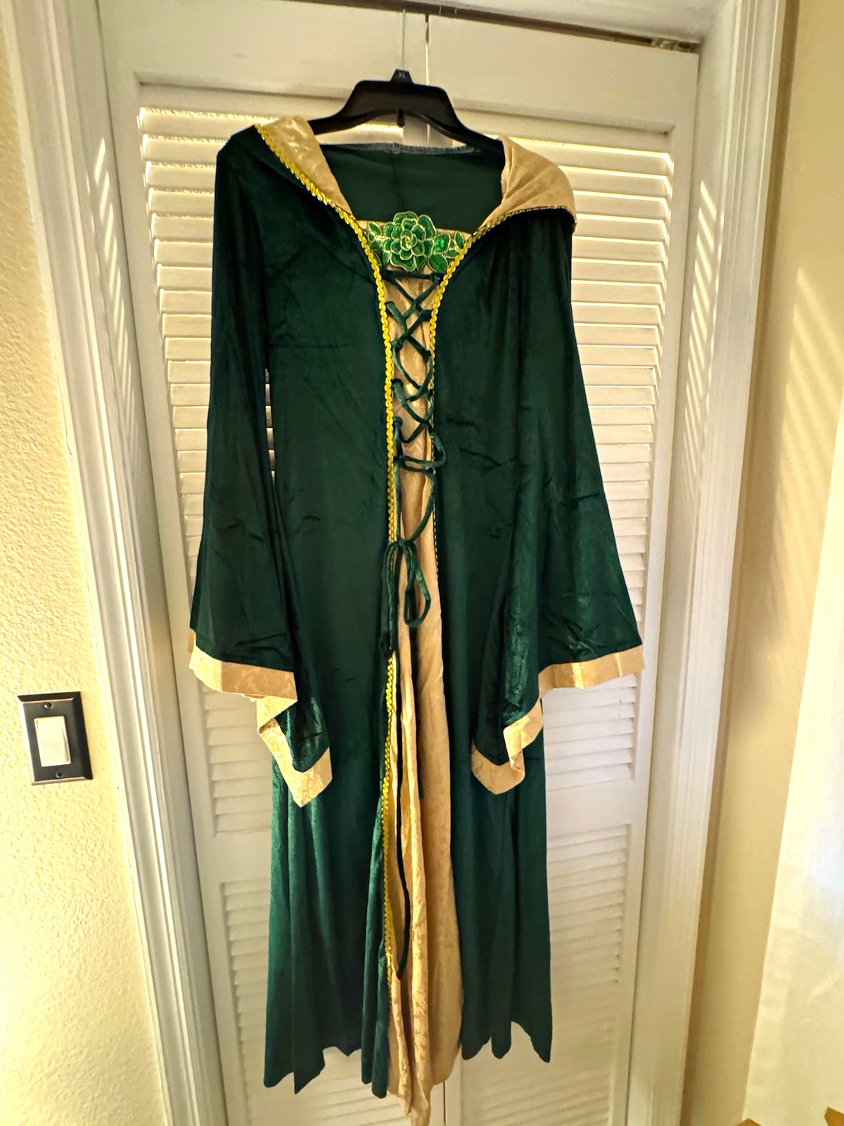 Oiefeen Womens Renaissance Medieval Green Hooded Velvet Costume L with Necklace