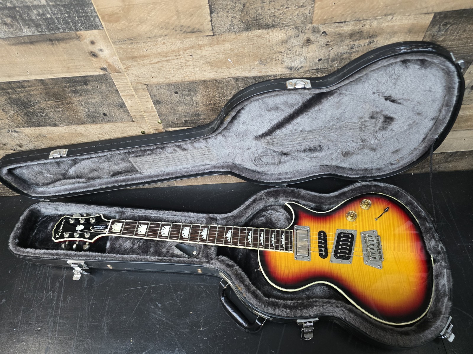 Epiphone Nighthawk Custom Reissue Guitar W/ Ohsc Epiphone Nighthawk Custom Reissue Guitar W/ Ohsc