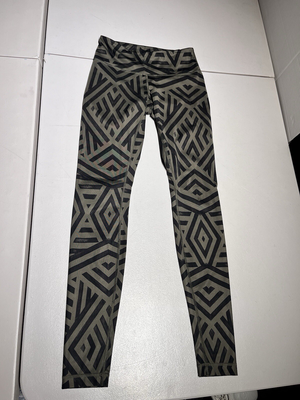 Lululemon Pants Women\'s 4 Wunder Under Chevron Shuffle Fatigue Green Black Yoga Lululemon Pants Women\'s 4 Wunder Under Chevron Shuffle Fatigue Green Black Yoga