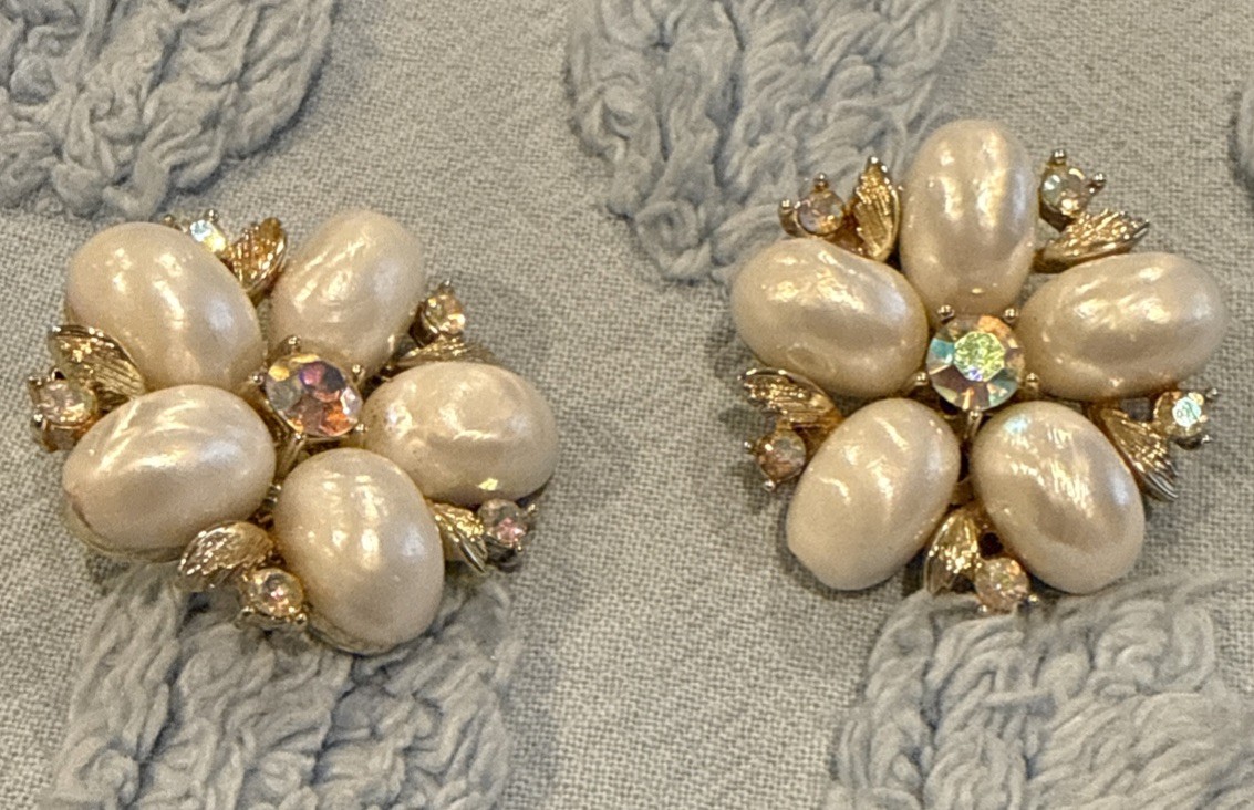 Beautiful Vintage Lisner Gold Tone/Faux Pearl/Rhinestone flower Clip On Earrings Beautiful Vintage Lisner Gold Tone/Faux Pearl/Rhinestone flower Clip On Earrings