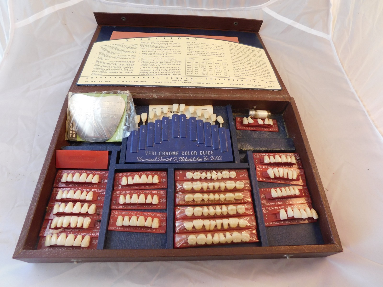 VTG 50s UNIVERSAL DENTAL CO PA EXPERIMENTAL KIT FIVE PHASE ANTERIORS VERI-CHROME VTG 50s UNIVERSAL DENTAL CO PA EXPERIMENTAL KIT FIVE PHASE ANTERIORS VERI-CHROME
