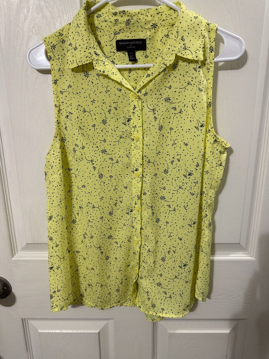 Banana Republic Sleeveless Blouse Size MP Yellow Floral Print Button Down