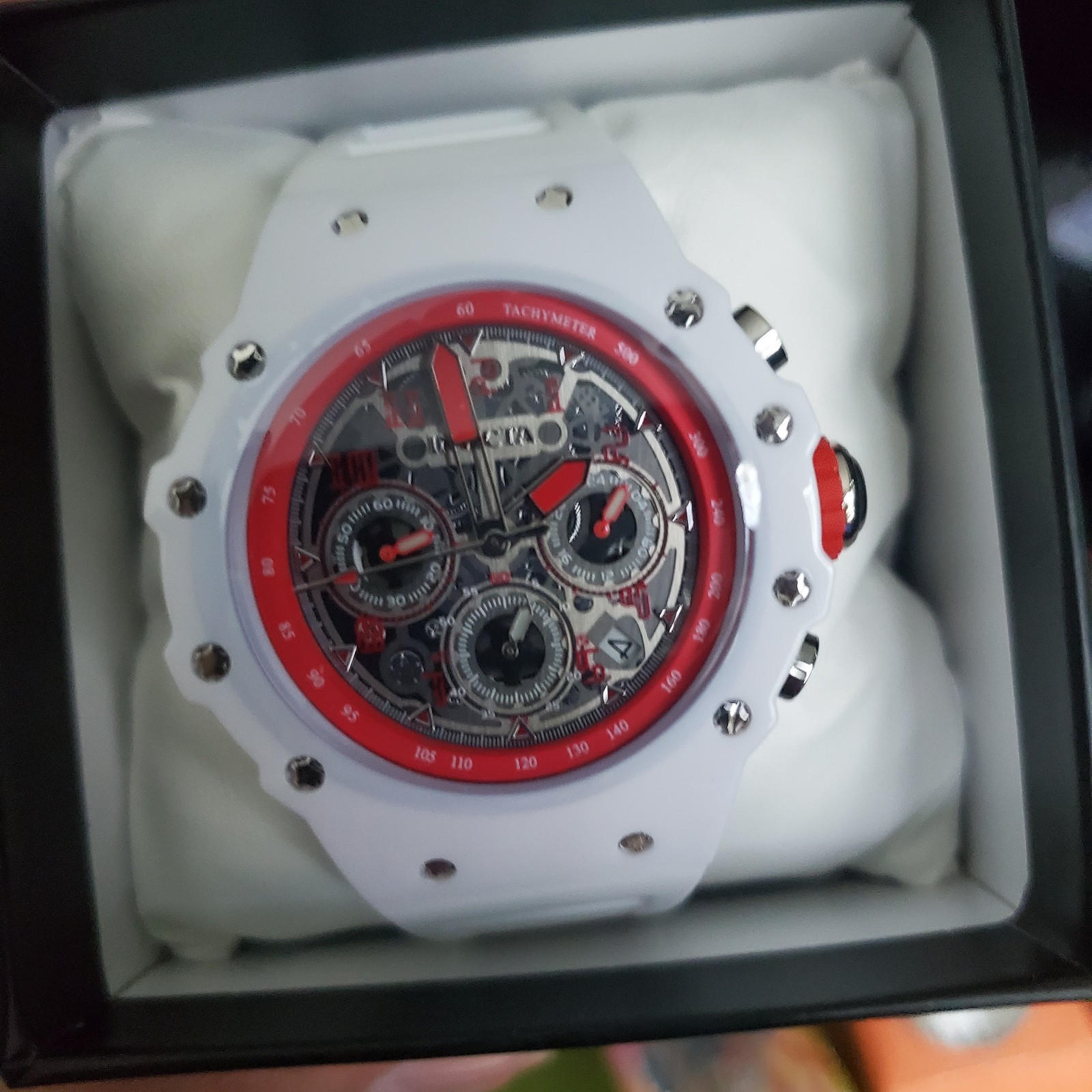 Invicta Bolt Quartz Chronograph Tachymeter Red/Gray Dial White Strap w/ Box Invicta Bolt Quartz Chronograph Tachymeter Red/Gray Dial White Strap w/ Box