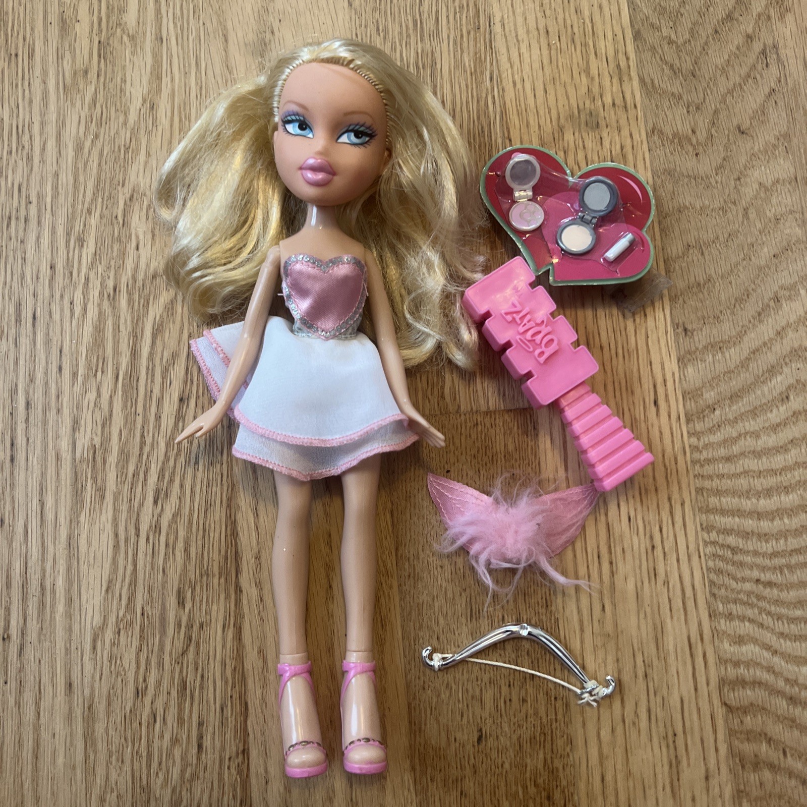 Bratz Sweetheart Cloe First Edition With Original Accessories Bratz Sweetheart Cloe First Edition With Original Accessories