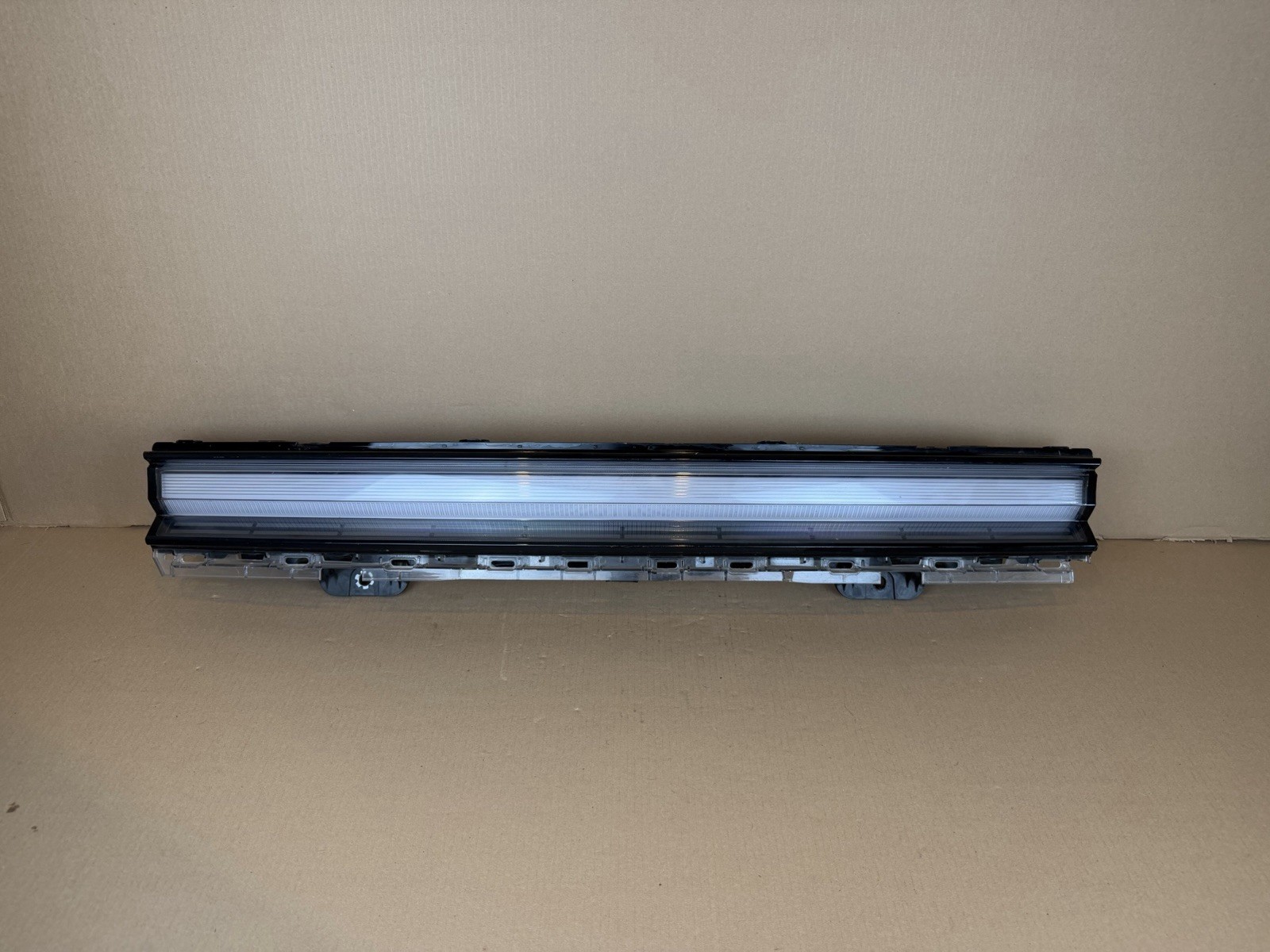 Rivian R1T R1S 25–26 OEM Front Center LED Light Bar Assembly PT00252562-C Rivian R1T R1S 25–26 OEM Front Center LED Light Bar Assembly PT00252562-C