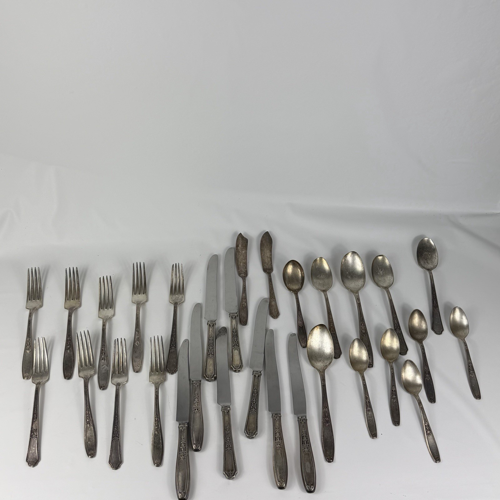 Vintage 1847 Rogers Bros 30 Piece Silverware Set Silver-Plated Vintage 1847 Rogers Bros 30 Piece Silverware Set Silver-Plated