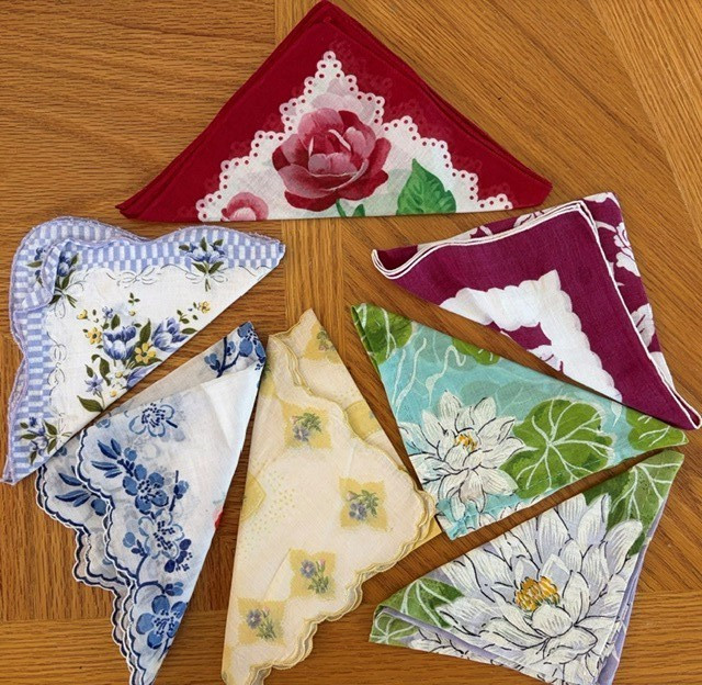 Lot of 7 Vintage Ladies\' Handkerchiefs Beautiful Florals