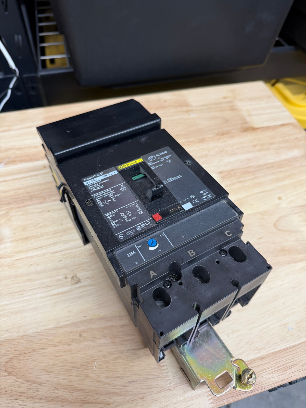 SQUARE D JJA32225 JJA 250 I-LINE BREAKER 225A 3P 240V POWER PACT WITH SHUNT TRIP SQUARE D JJA32225 JJA 250 I-LINE BREAKER 225A 3P 240V POWER PACT WITH SHUNT TRIP