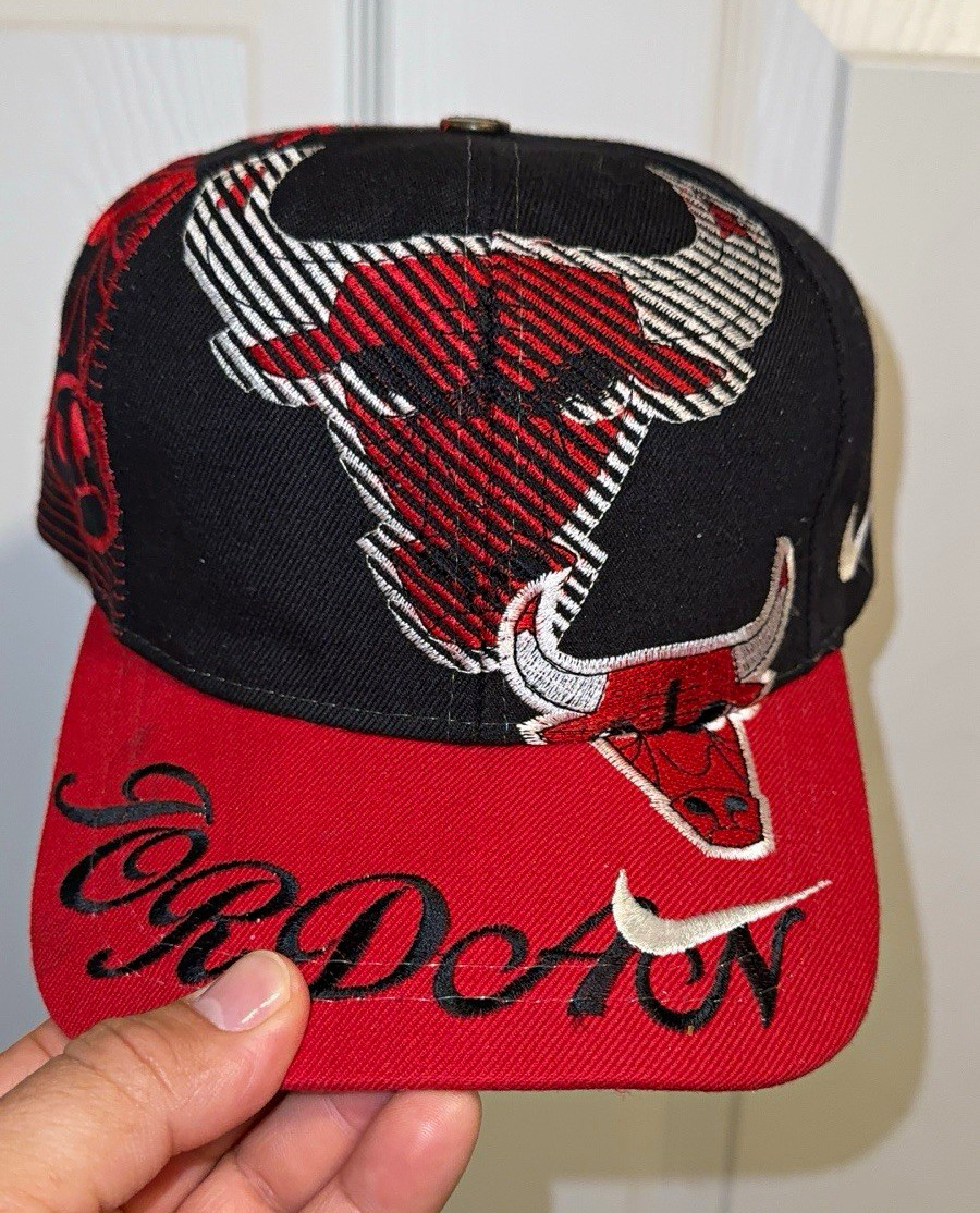 Nike vintage Chicago Bulls NBA Black Red Snapback Hat \