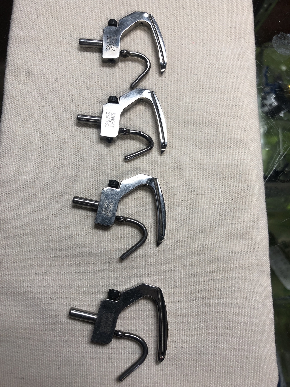 4 Loopers Singer 302U For Waistband Complete With Needle Guard Original Singer 4 Loopers Singer 302U For Waistband Complete With Needle Guard Original Singer