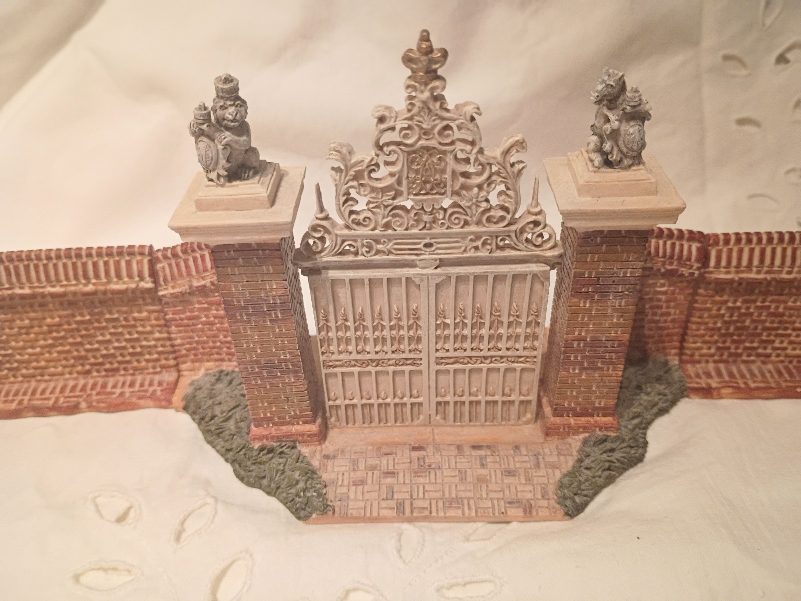 Vintage 2003 Lang & Wise Colonial Williamsburg Ornamental Gate Wall & Figurine
