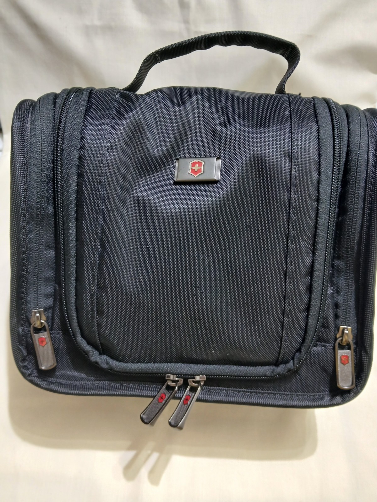 Victorinox Swiss Travel Toiletry Kit 10.5 H 10\ Victorinox Swiss Travel Toiletry Kit 10.5 H 10\