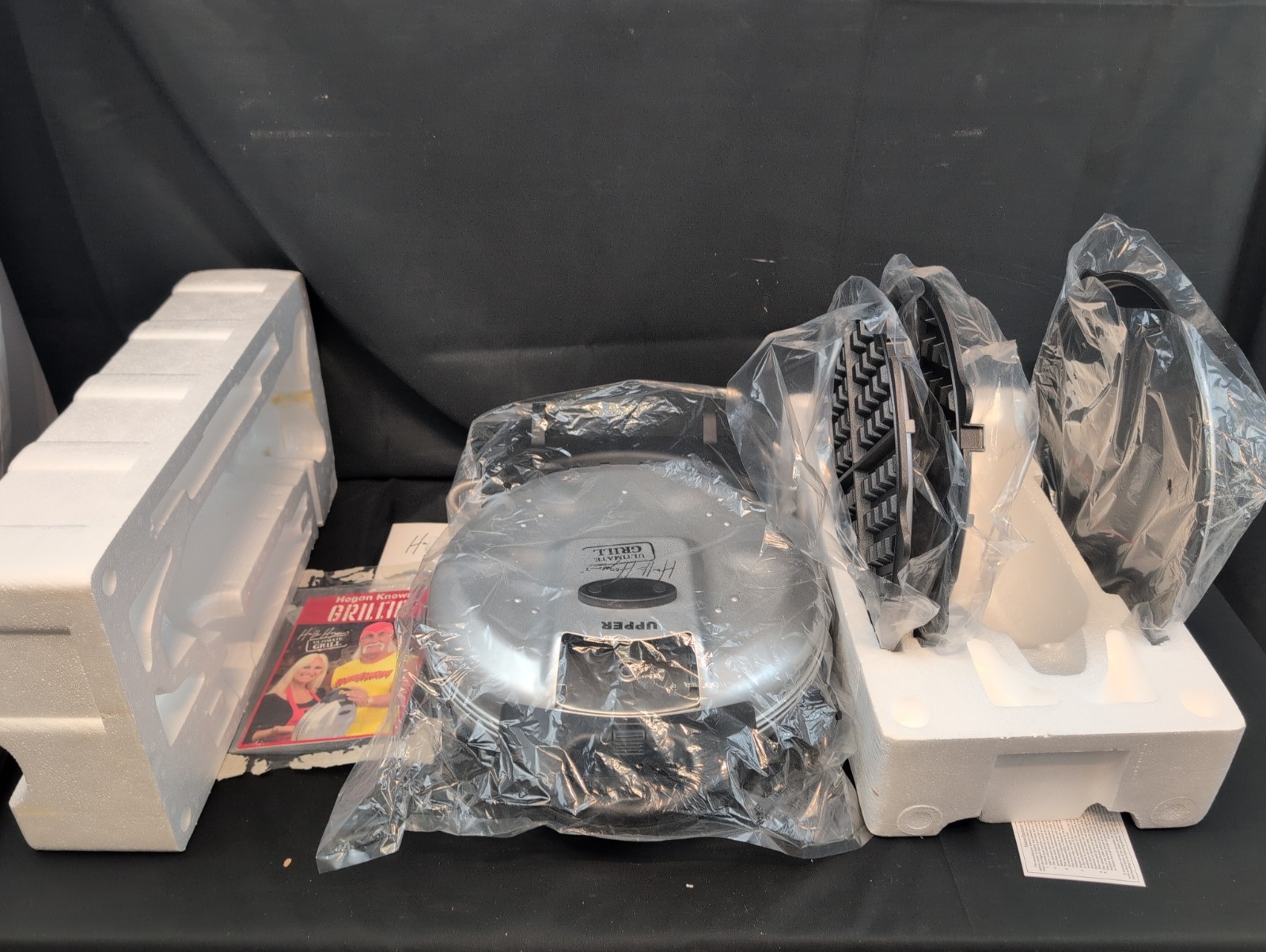 VINTAGE WWE WWF Hulk Hogan Ultimate Grill Waffle Iron w/ Plates Never Used VINTAGE WWE WWF Hulk Hogan Ultimate Grill Waffle Iron w/ Plates Never Used