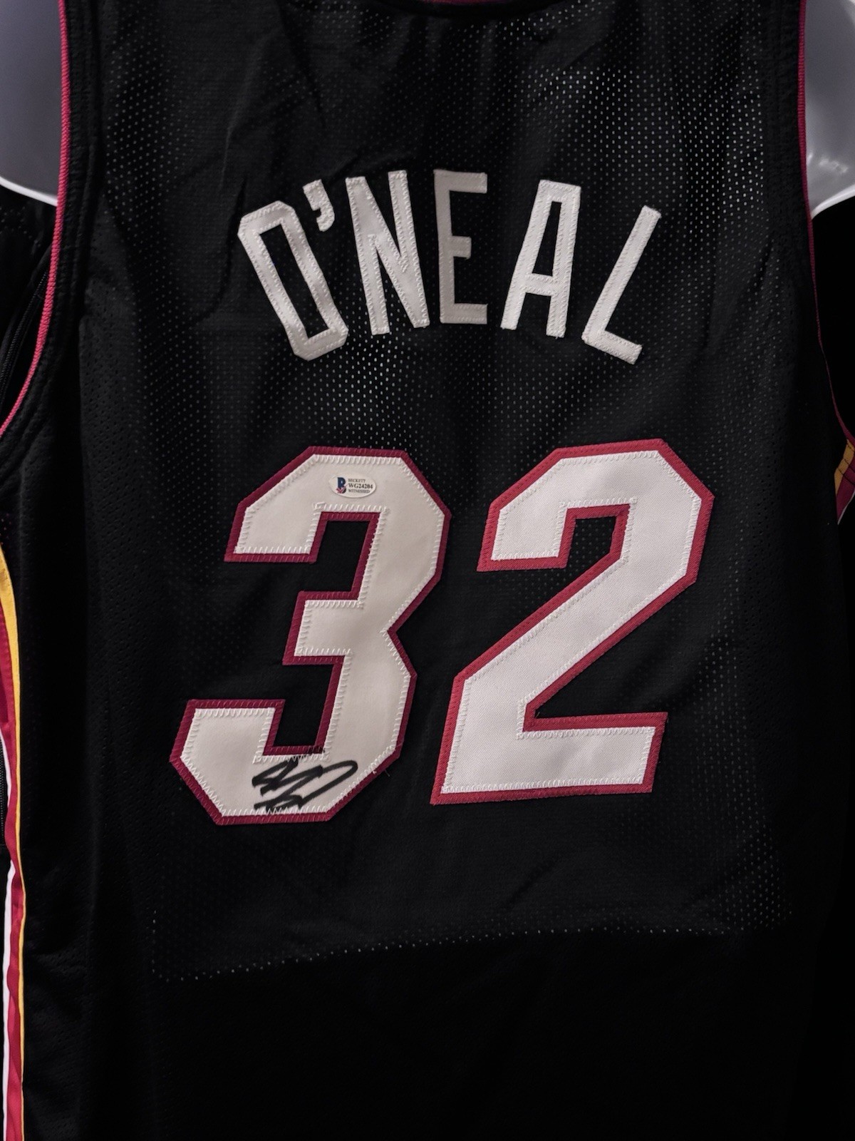 Shaquille O\'Neal Miami Heat #32 Signed Jersey - Beckett BAS Witnessed Auth Shaquille O\'Neal Miami Heat #32 Signed Jersey - Beckett BAS Witnessed Auth