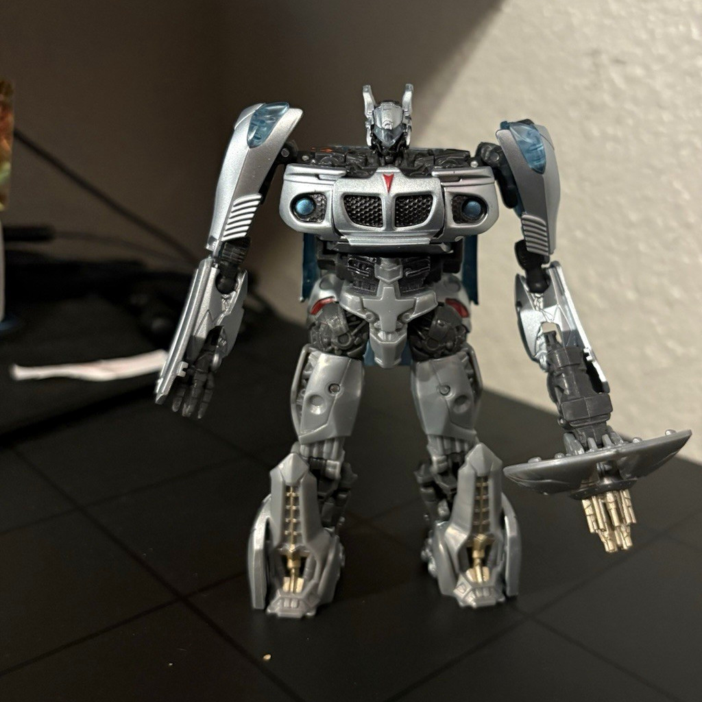 Transformers Studio Series 10 Jazz transformers 2007 - complete, no cracks Transformers Studio Series 10 Jazz transformers 2007 - complete, no cracks