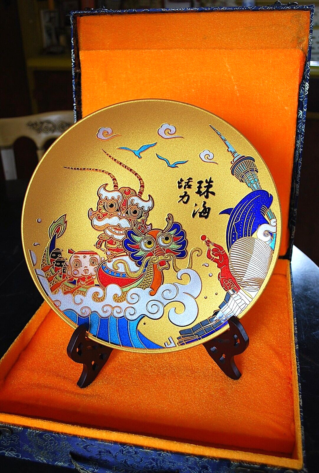 Vtg Chinese GOLD GILT GLASS PLATE w Presentation Box & Stand CHINA LANDMARKS 3D