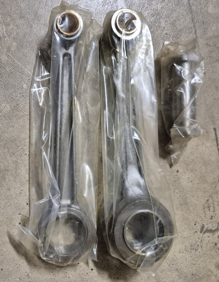 NOS - Indian Chief Connecting Rods with Pin 75305 / 75306 - One Set